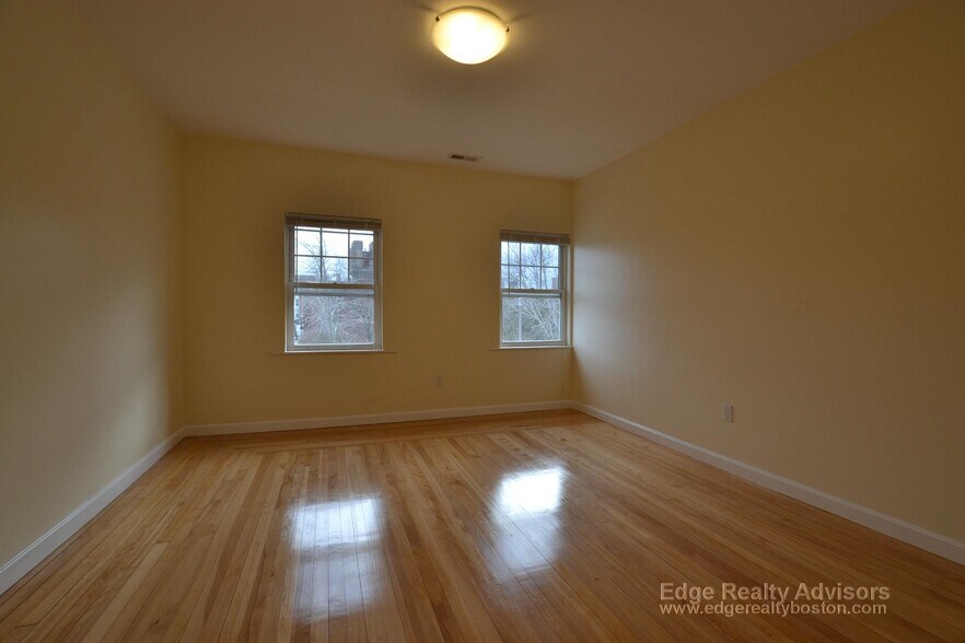 Building Photo - 34 Bentley St