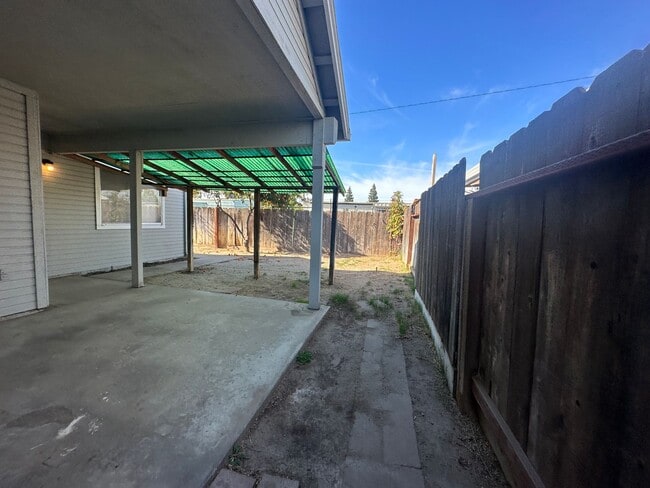 Building Photo - Walking Distance to Donnelly Park