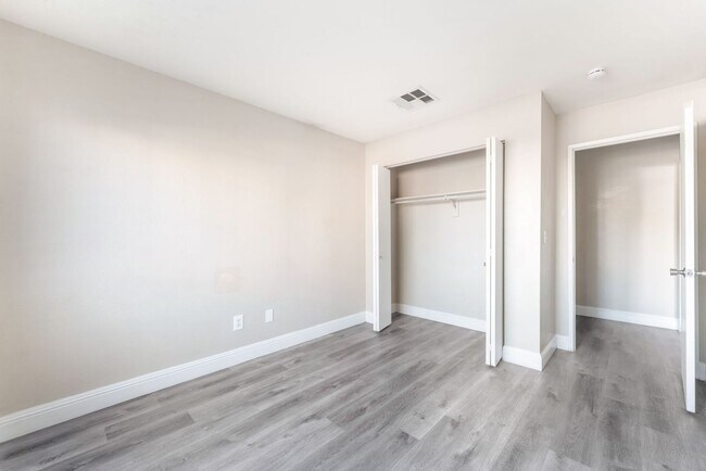 Building Photo - Stylish & Cozy Home with Fireplace in Gated Community!