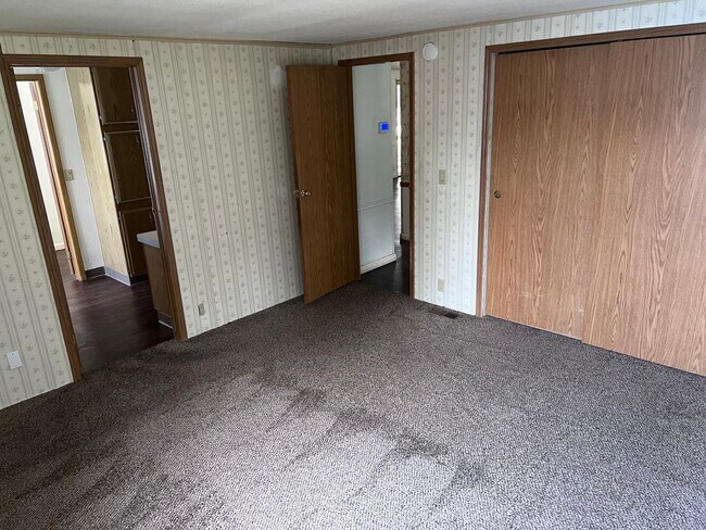 Building Photo - Country Setting 4-bedroom, 2-bathroom home!