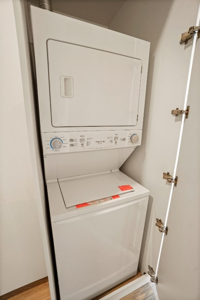 Building Photo - 823 N Wells St