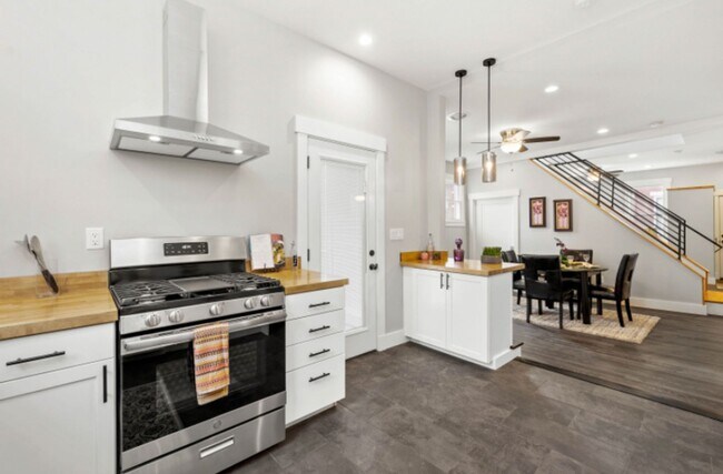 Building Photo - 3 Bedroom 1.5 Bath - Pittsburgh