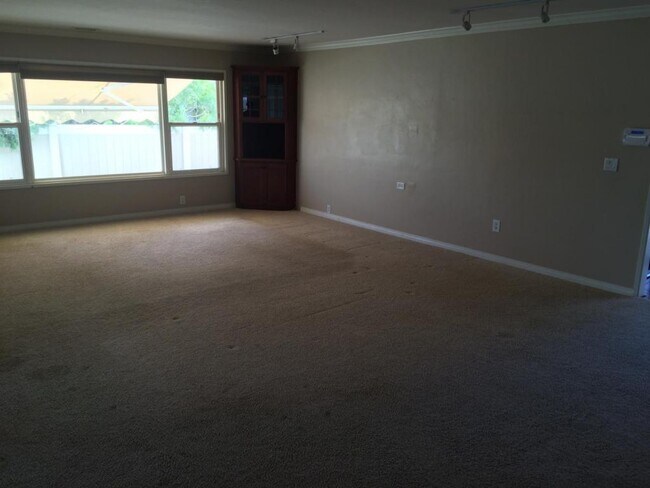 Building Photo - 8529 De Vos Dr