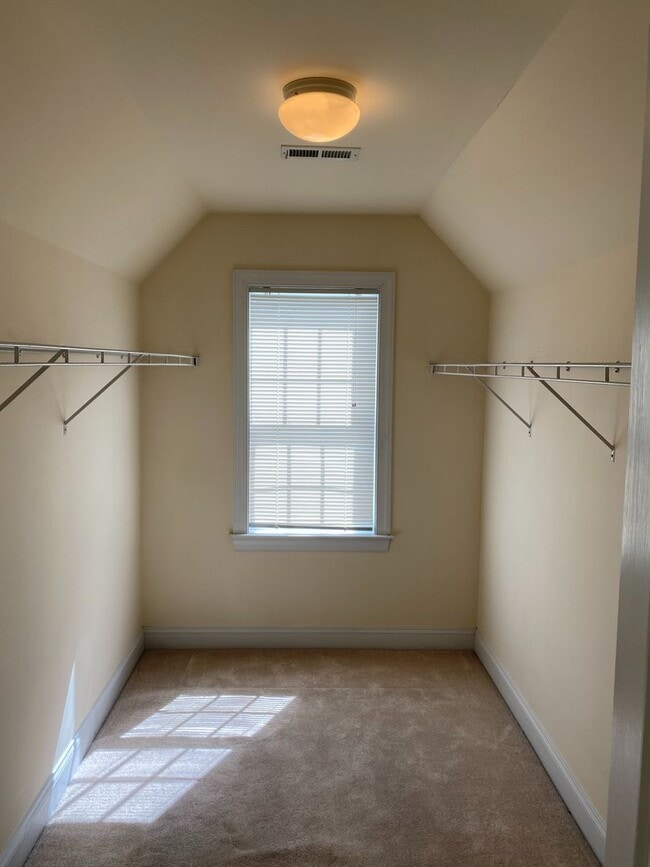 Building Photo - Stunning 4bdrm/2.5bth Home w/Loft Located ...