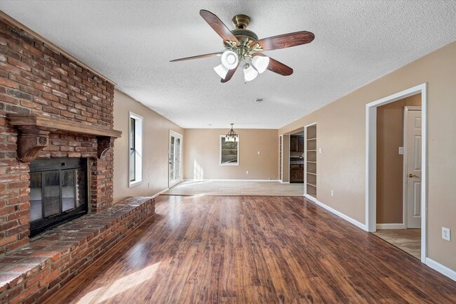 Building Photo - For Rent: Charming 3 Bed / 2 Bath Home with all the Cozy Vibes!