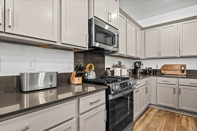 Building Photo - 195 N Nursery Ave