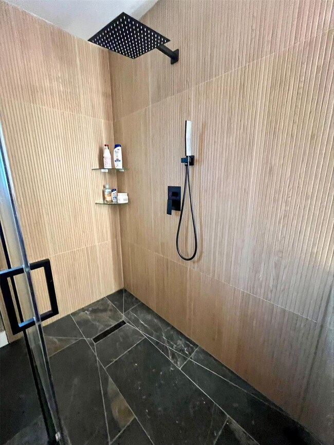 Building Photo - 556 SE 15th Ave