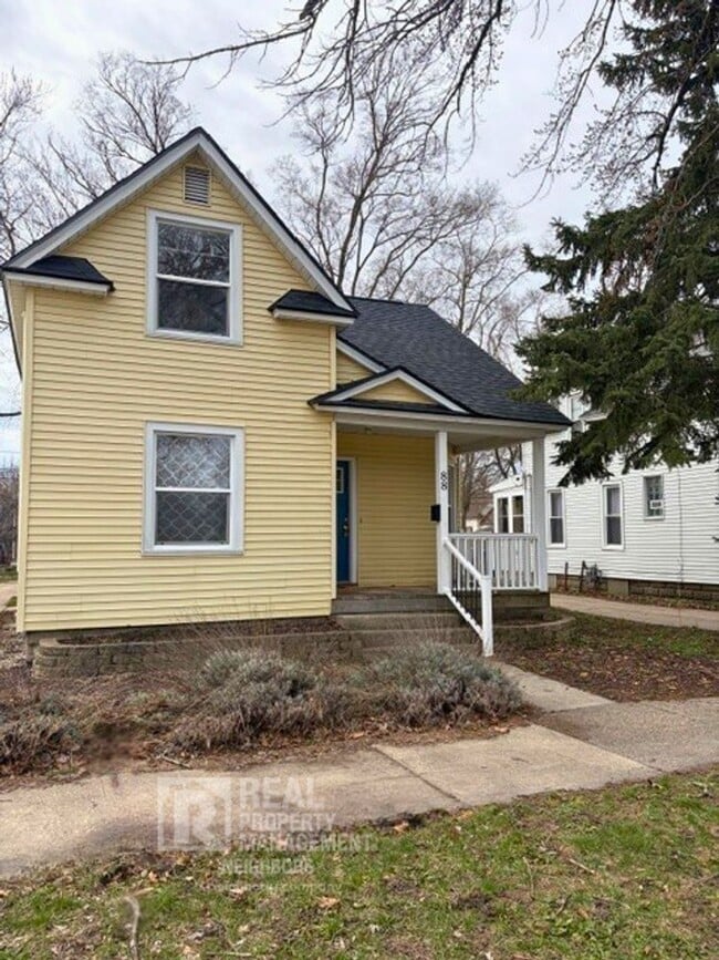 Building Photo - Welcome to Spacious 4 Bedroom, 1 Bathroom Holland Home