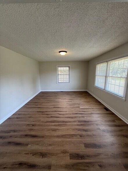 Building Photo - 5590 Merle Dr