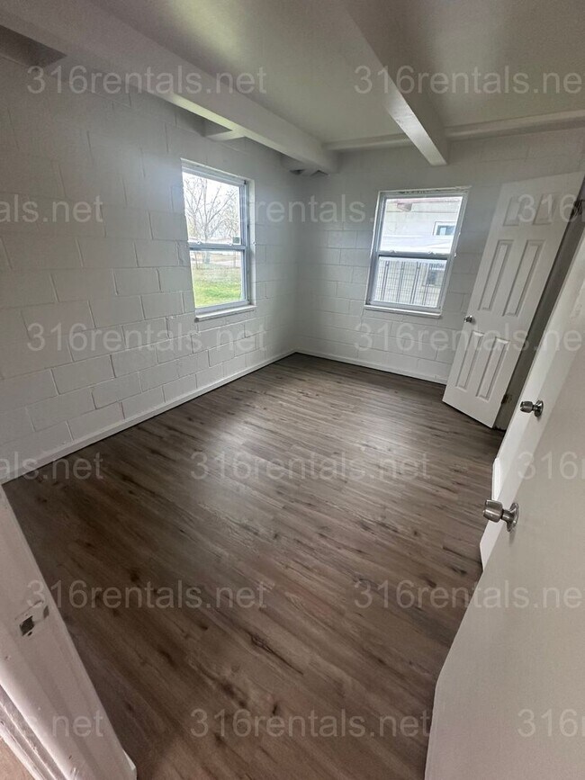 Building Photo - $695 -  2 bed 1 bath Duplex - Located in t...