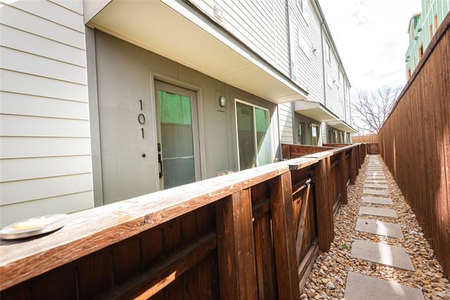 Building Photo - 1901 N Carroll Ave