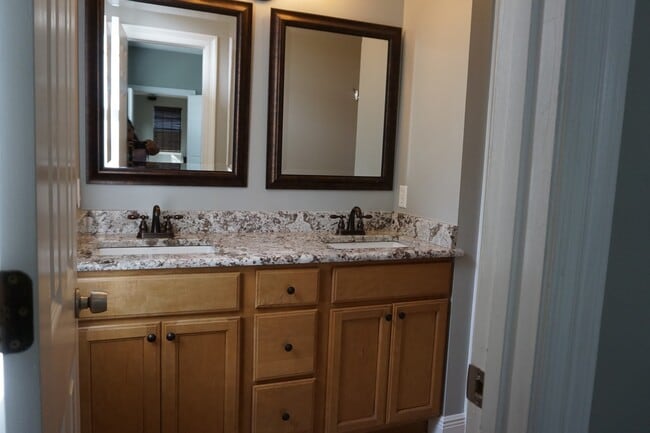 Building Photo - Beautifully Upgraded 3B/2B Unfurnished hom...