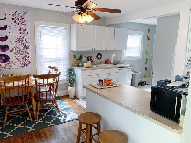 Building Photo - 3 Bedrooms 2 Full Bathrooms with fenced in...