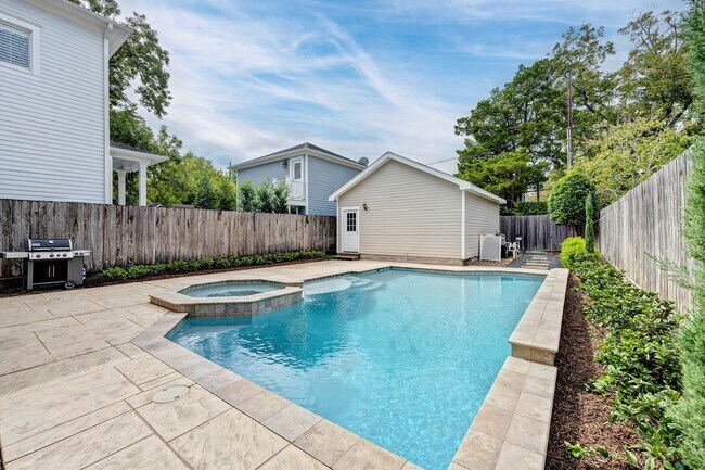 Building Photo - 1525 Oxford St