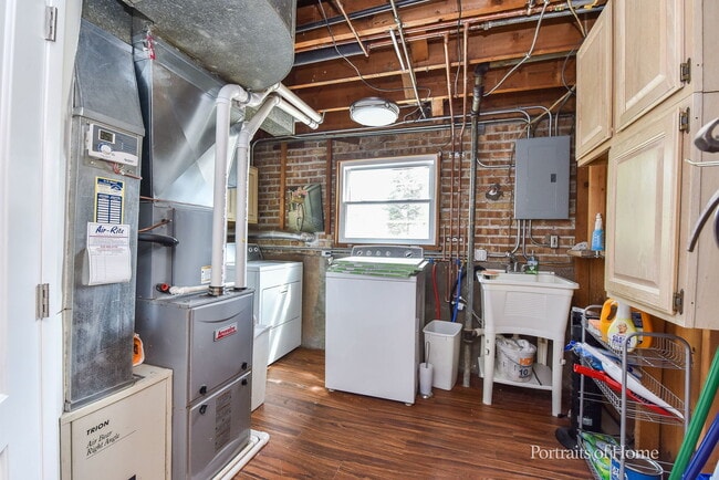 Building Photo - 591 S Grace St