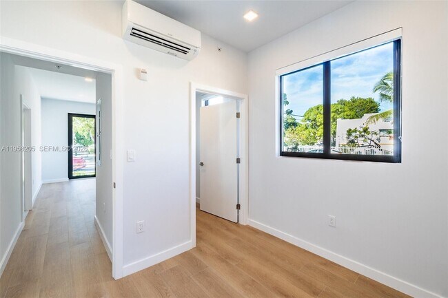 Building Photo - 1376 SW 4th St