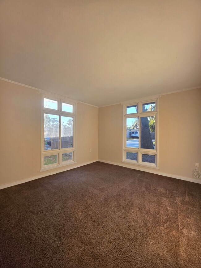 Building Photo - 2 Bedroom 1 Bath Single Family Home !!!!! ...