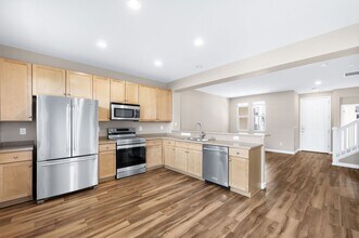 Building Photo - 3BD, 2.5BA Englewood Townhome with 2-Car Garage