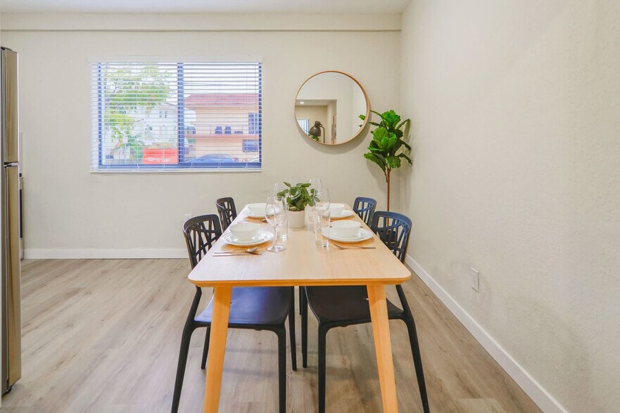 Building Photo - 700 SW 11th Ave