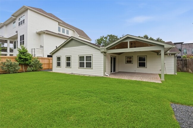 Building Photo - 2207 Saxon Dr