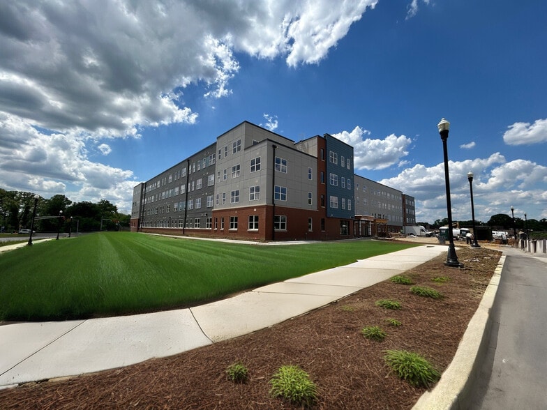 Building Photo - Residences at Harper
