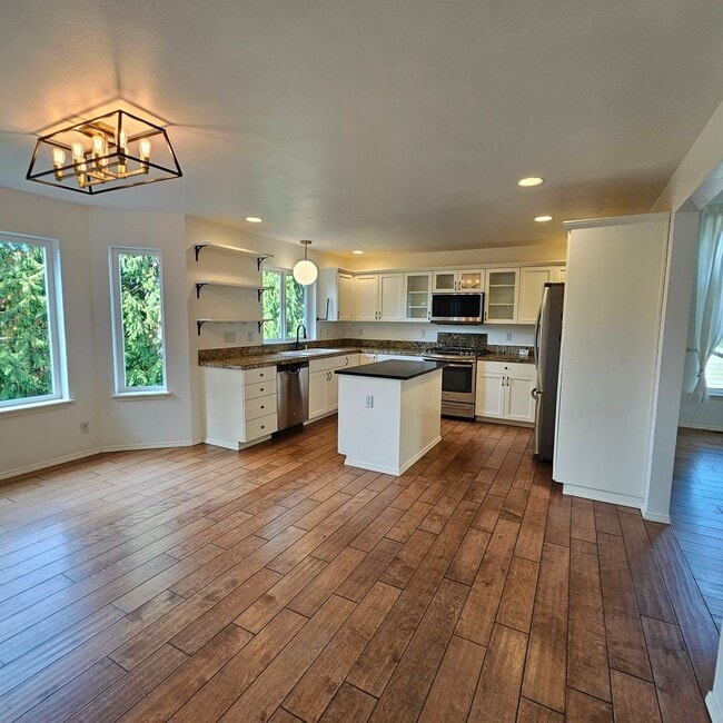 Building Photo - Bright and Stunning 2-Story Home with Dayl...