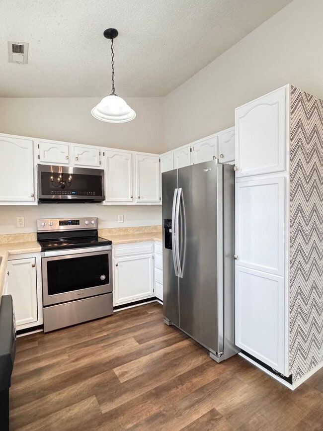 Building Photo - 2BR 2BA One Level Townhome with Garage