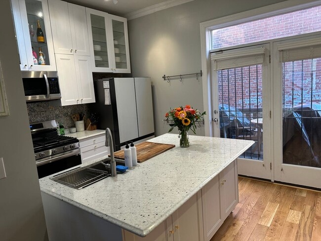 Building Photo - 2 Bedroom 1.5 Bath Condo in Shaw Neighborhood, Backyard, Recently Renovated, Fabulous Modern Feat...