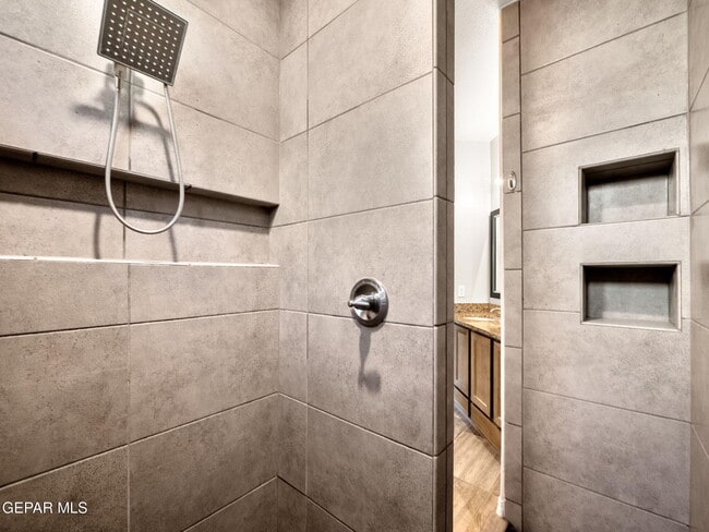 Building Photo - 5916 Hidden Acres Dr