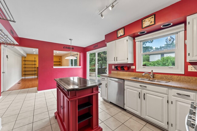 Building Photo - 2158 Countryside Cir