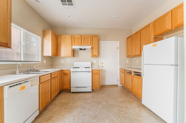 Building Photo - Comfortable Living Near City Conveniences!