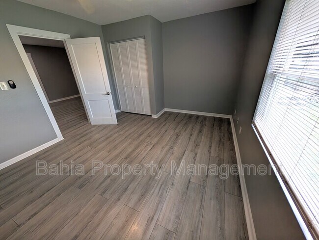 Building Photo - 6805 N Navin Ave