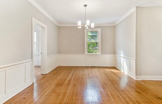 Building Photo - 910 Lake St