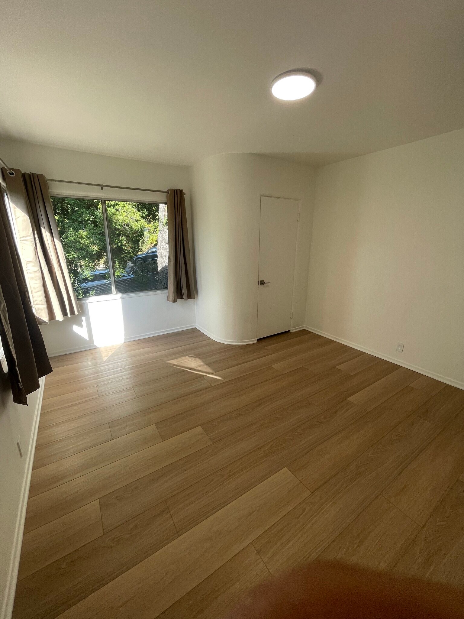 Building Photo - 3043 Hollycrest Dr
