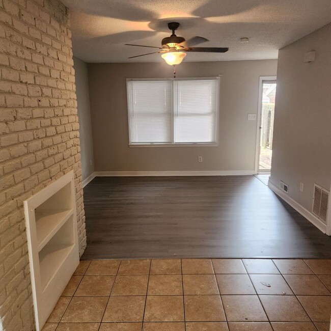 Building Photo - Remodeled 2 Bedroom Townhouse FOR RENT