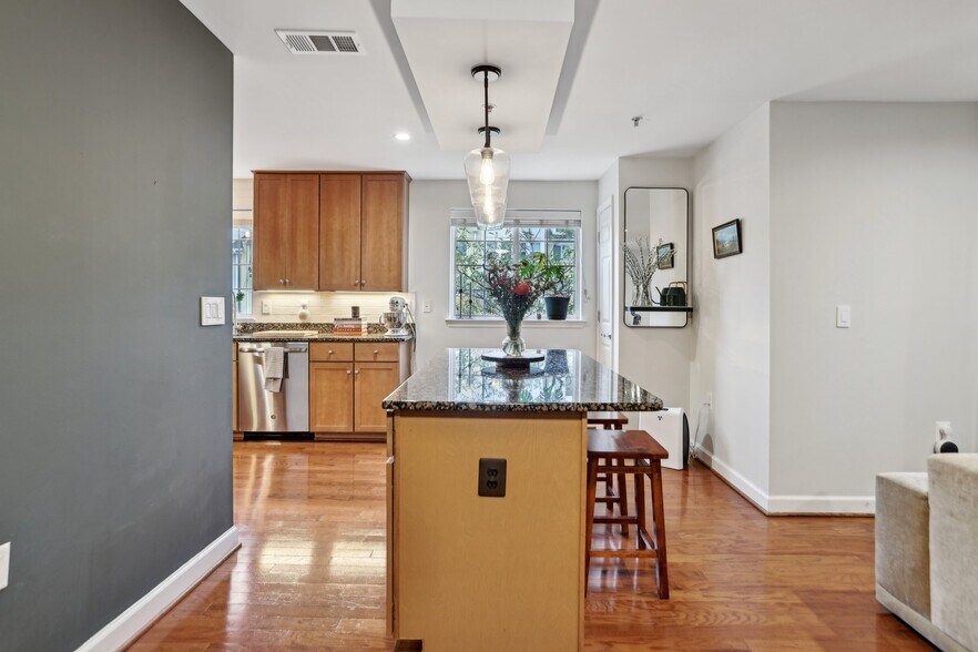 Building Photo - 4091 S Four Mile Run Dr