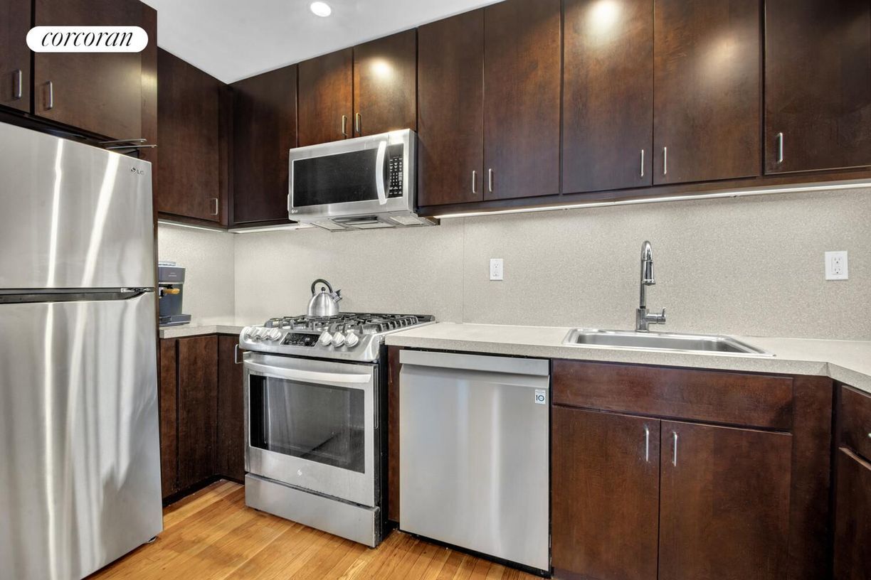 Building Photo - 152 E 118th St