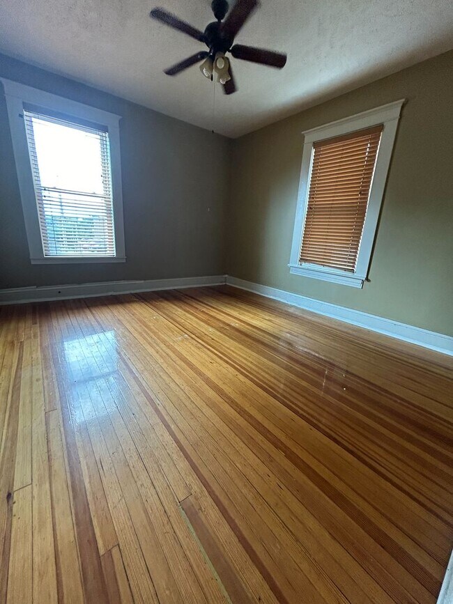 Building Photo - Beautiful 2 Bedroom Townhouse!