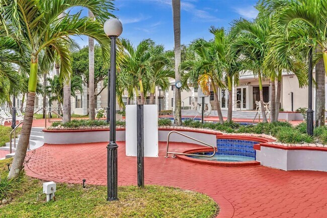 Building Photo - 2811 N Oakland Forest Dr