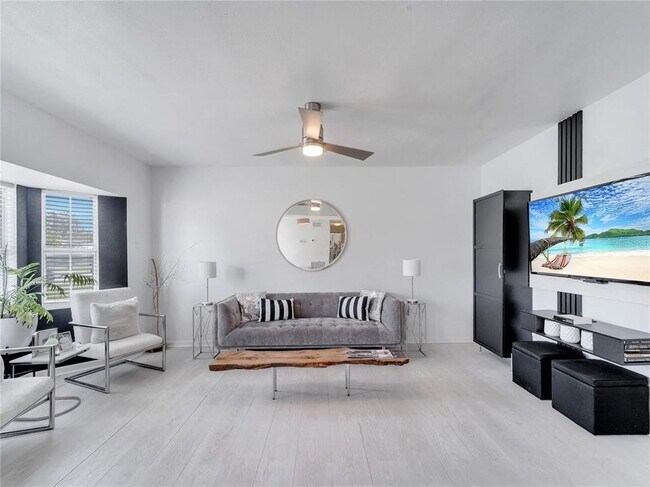 Building Photo - 4754 Lake Shore Dr