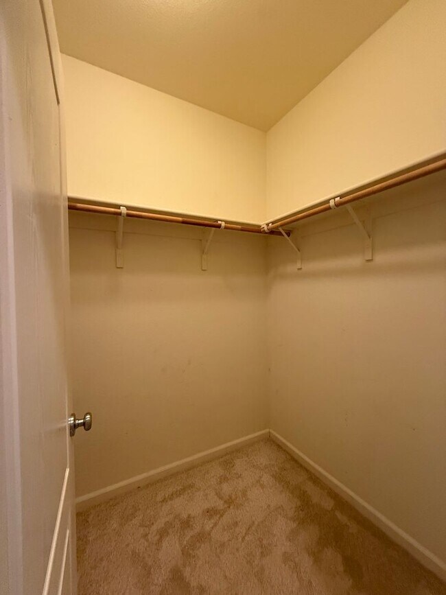 Building Photo - Private Cul-de-Sac Home in Gated Roseville Community with Views