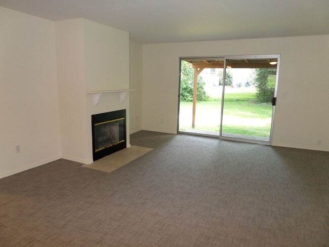 Building Photo - Super-Cute 2 Bedroom, 2 Bath Duplex in Unb...