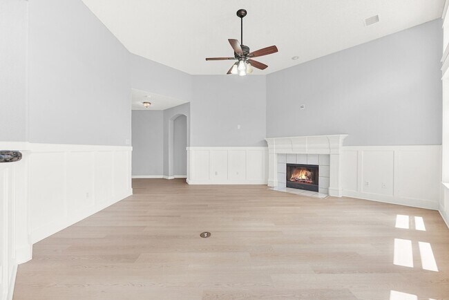 Building Photo - 1413 Westmont Dr