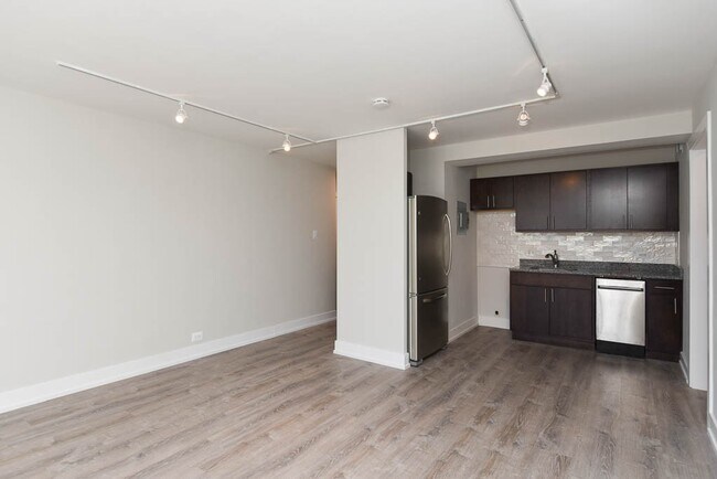 Building Photo - 450 W Wellington Ave