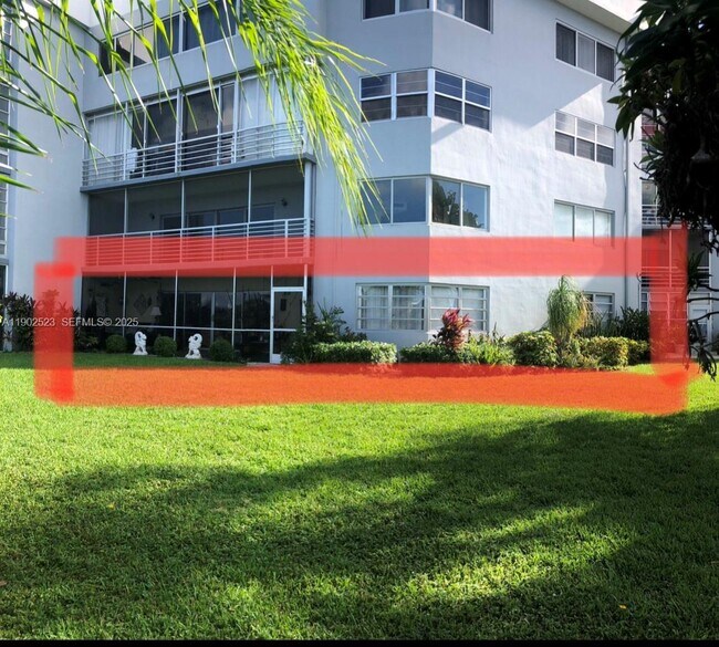 Building Photo - 877 NE 195th St