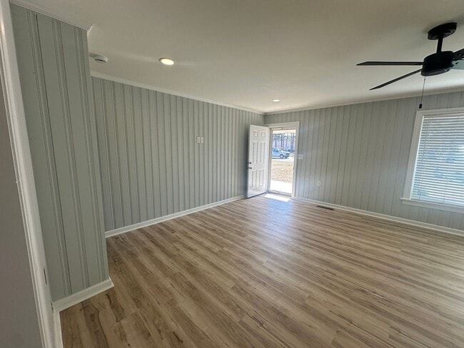 Building Photo - Updated 2 Bedroom, 1 Bath Home Locate Close to Wrightsville Beach