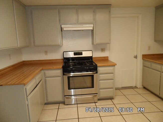 Building Photo - 3 Bedrooms, 2 Bathroom, Large Fully Fenced...