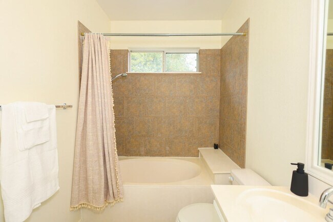 Building Photo - 2418 Allred Dr