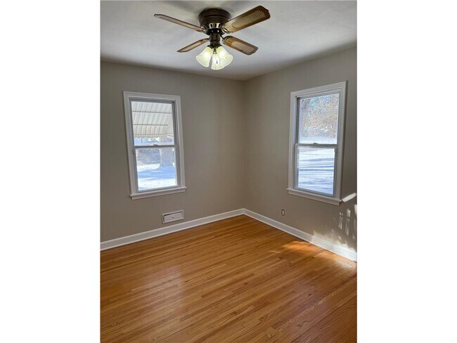 Building Photo - 163 Roselawn Ave E