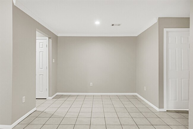 Building Photo - 1100 Augusta Dr